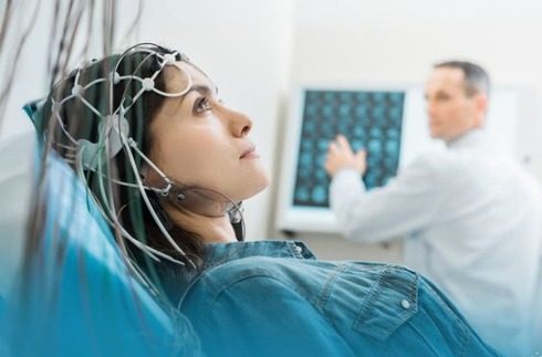 تخطيط كهربائية الدماغ (EEG)